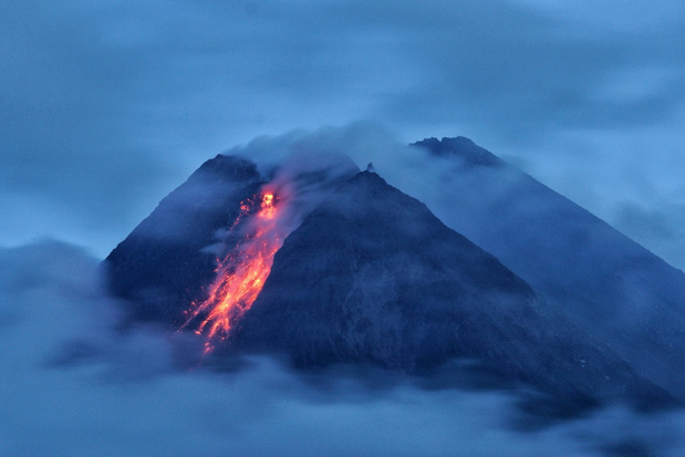 Merapi vulkaan in Indonesië spuwt as uit