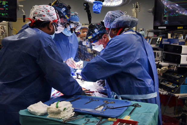 Anévrisme de la crosse aortique: une opération peu invasive pour les patients âgés