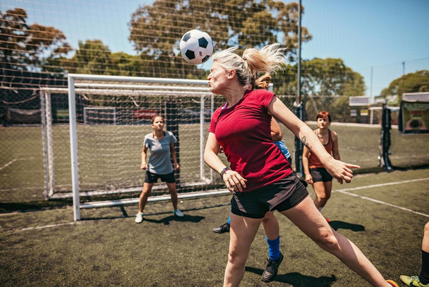 Sensibiliser le monde du foot aux commotions cérébrales