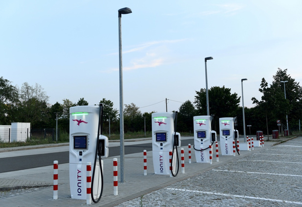 Straks om de 60 km laadpalen voor elektrische wagens op Europese snelwegen