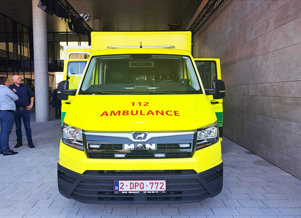 Une nouvelle ambulance haute technologie utilisée à l'UZ Brussel avec un médecin spécialiste