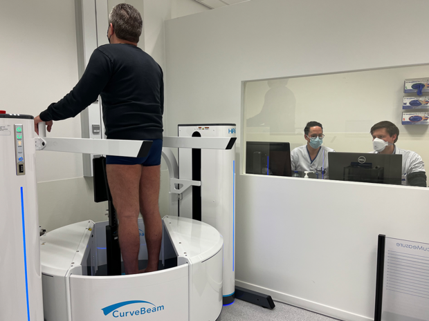 Faire le scanner d'un patient debout offre un meilleur diagnostic