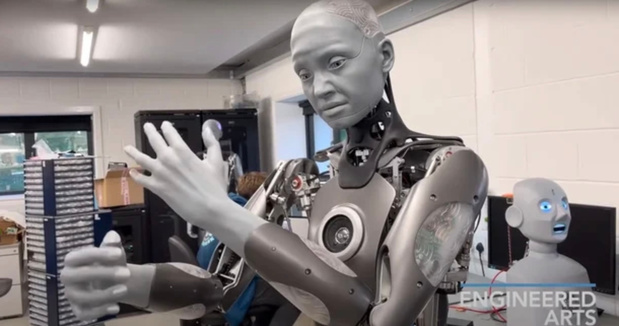 Brits bedrijf demonstreert humanoïde robot met levensechte gezichtsuitdrukkingen (video)