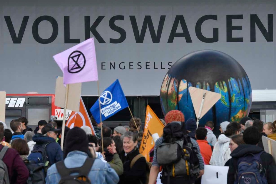 L'AG de Volkswagen, encerclée par des manifestants écologistes (en images)