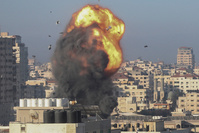 Israël bombarde Gaza, violences en Cisjordanie