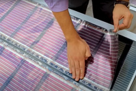 Des scientifiques vont équiper une Tesla de panneaux solaires imprimés