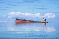 Marée noire: le bateau échoué à l'île Maurice menace de se briser