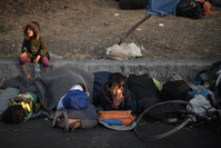3e nuit dehors pour des milliers de migrants à Lesbos, la Belgique envoie de l'aide