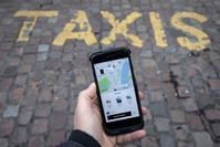 La loi c'est la loi: voici pourquoi Bruxelles interdit le smartphone aux chauffeurs de taxi