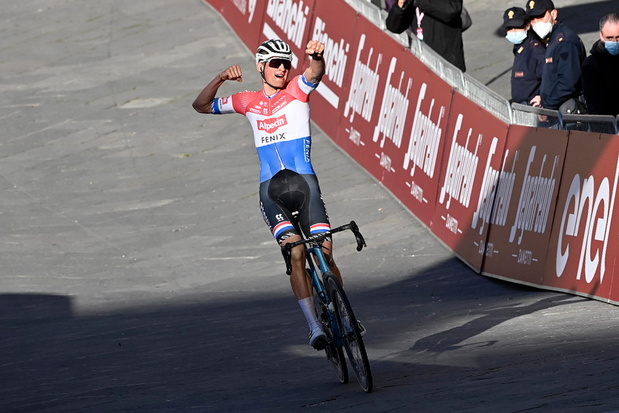 Meesterlijke Mathieu van der Poel wint Strade Bianche voor Alaphilippe, Van Aert vierde
