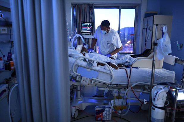 Covid en Belgique: les hospitalisations augmentent, le nombre de patients en soins intensifs baisse