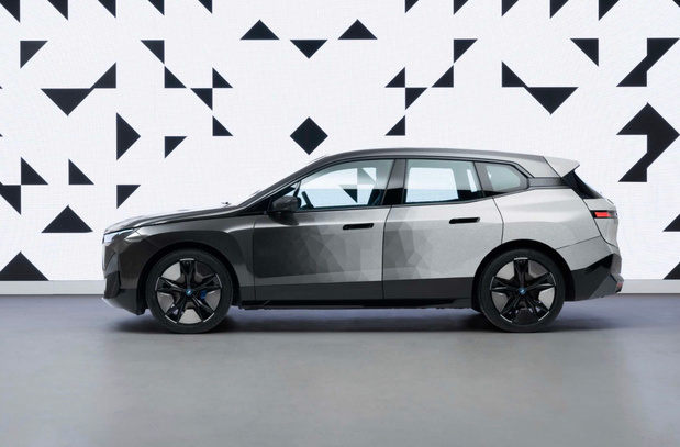 BMW showt elektrisch iX-model dat van kleur kan veranderen (Video)