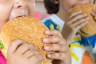 Les enfants encore trop exposés à la publicité d'aliments mauvais pour la santé