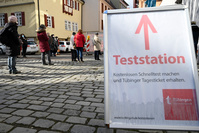 Covid en Allemagne: les infections dépassent un seuil important, heurts lors de manifestations anti-mesures