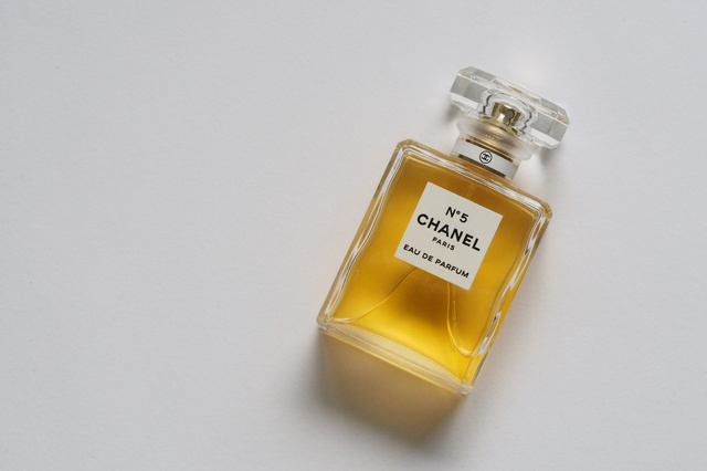 vijand procent Tegenhanger Chanel N°5 bestaat 100 jaar: 25 weetjes over dit iconische parfum - Beauty  - Knack Weekend