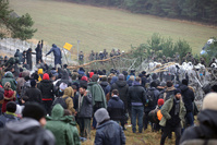 Des milliers de migrants massés à la frontière polonaise
