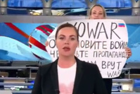 Une manifestante anti-guerre interrompt le journal télévisé le plus regardé en Russie