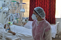 Afflux de patients, hôpitaux surchargés, plages bouclées: la Tunisie face au 