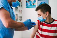 Quatre jeunes sur dix hésitent encore à se faire vacciner