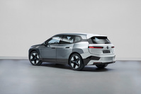 BMW présente son super-SUV électrique et une carrosserie caméléon