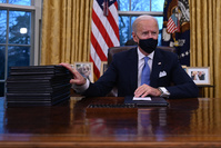 Biden signe une série de décrets imposant le port du masque et le retour dans l'Accord de Paris