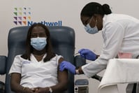 Une soignante new-yorkaise, première personne vaccinée contre le Covid-19 aux Etats-Unis