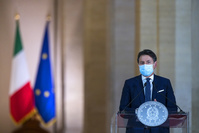 Covid: premier pays touché en Europe par l'épidémie, l'Italie reconfine partiellement