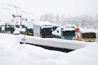 Un millier de véhicules toujours bloqués dans une neige épaisse au Japon