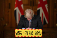 Plus de 100.000 morts du Covid au Royaume-Uni: la stratégie de Boris Johnson en question