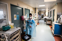 Covid en France: la situation dans les hôpitaux inquiète