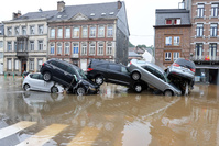 Inondations: Ludivine Dedonder salue l'action des militaires pour évacuer des voitures endommagées