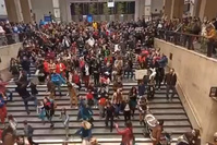 La Boum 2: une centaine de personnes à la gare de Bruxelles-Central pour un flashmob