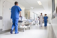 Covid: la moyenne des admissions à l'hôpital et des décès en baisse