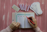 VRAI OU FAUX/ Le vaccin contre la Covid rallonge-t-il le cycle menstruel ?