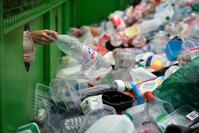 Interdire, taxer, ou changer le plastique pour réduire ses déchets