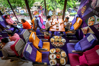 Privés de voyage, les Thaïlandais prennent leur café dans un avion (en images)