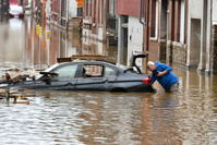 Inondations: environ 50.000 véhicules hors d'usage et des tonnes de déchets générés