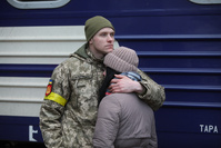 Une base militaire ukrainienne, proche de la Pologne, a été bombardée
