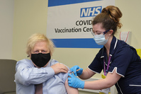 Royaume-Uni: la moitié des adultes a reçu une dose de vaccin contre le Covid