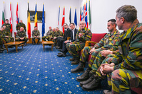 Le chef de la Défense promet à ses hommes un retour de Roumanie avant fin juillet