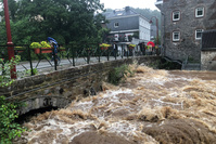 Inondations: les niveaux d'eau continuent de monter, au moins deux morts à déplorer