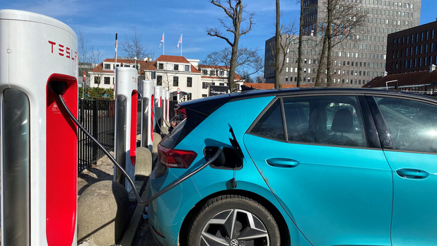 Tesla ouvre certaines stations de recharge belges aux véhicules d'autres marques
