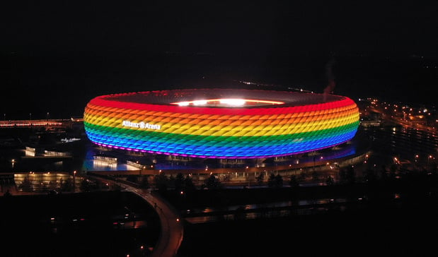 UEFA verbiedt Allianz Arena in regenboogkleuren, stad München versiert andere gebouwen dan maar