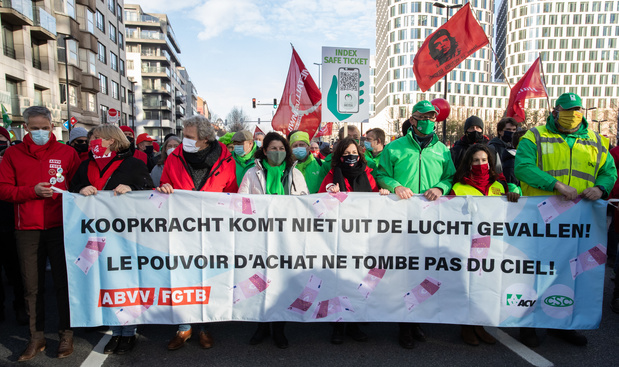 6.000 manifestants à Bruxelles contre la loi sur la norme salariale, "totalement irresponsable", pour la FEB