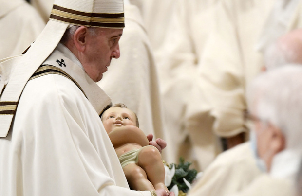 Messe de Noël: le pape appelle les fidèles à "la petitesse"