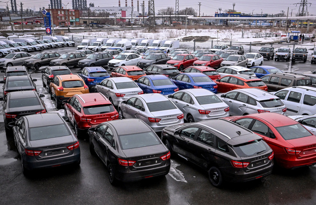 Face aux pénuries, la Russie allège les normes de fabrication des voitures