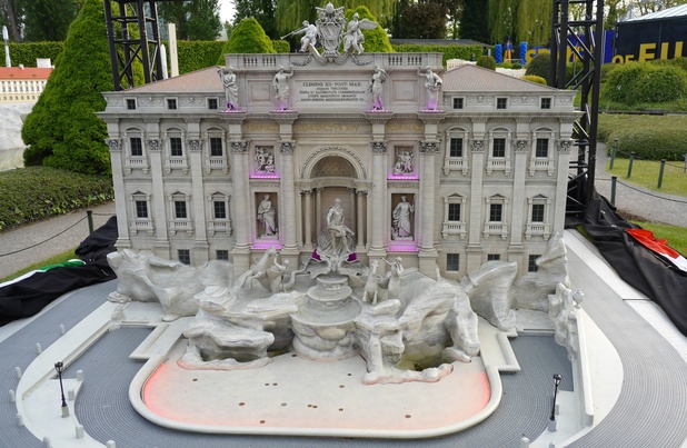La fontaine Trevi inaugurée au parc Mini-Europe