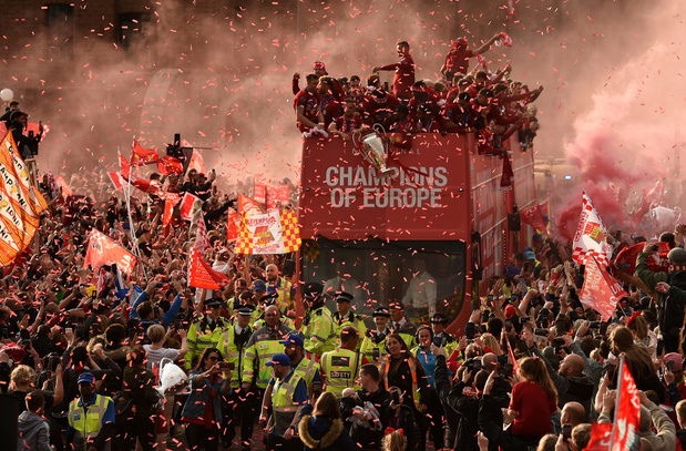 "Un océan rouge": revivez le triomphe des Reds dans les rues de Liverpool (photos+vidéos)