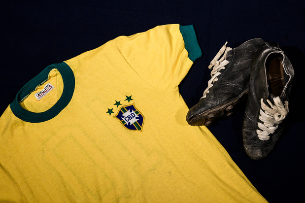 Un maillot de Pelé vendu 30.000 euros aux enchères