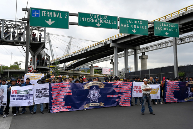 Manifesterende politieagenten blokkeren luchthaven van Mexico-Stad